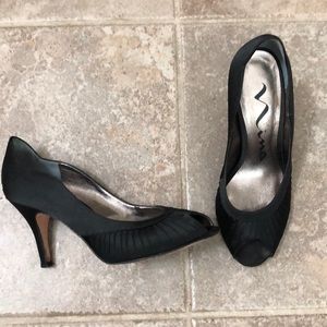 NINA sz 6 black pumps